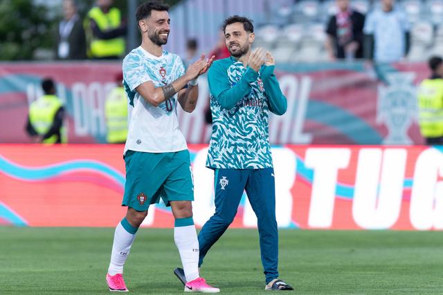 Bruno Fernandes ao lado de Bernardo Silva no duelo particular com o Chile