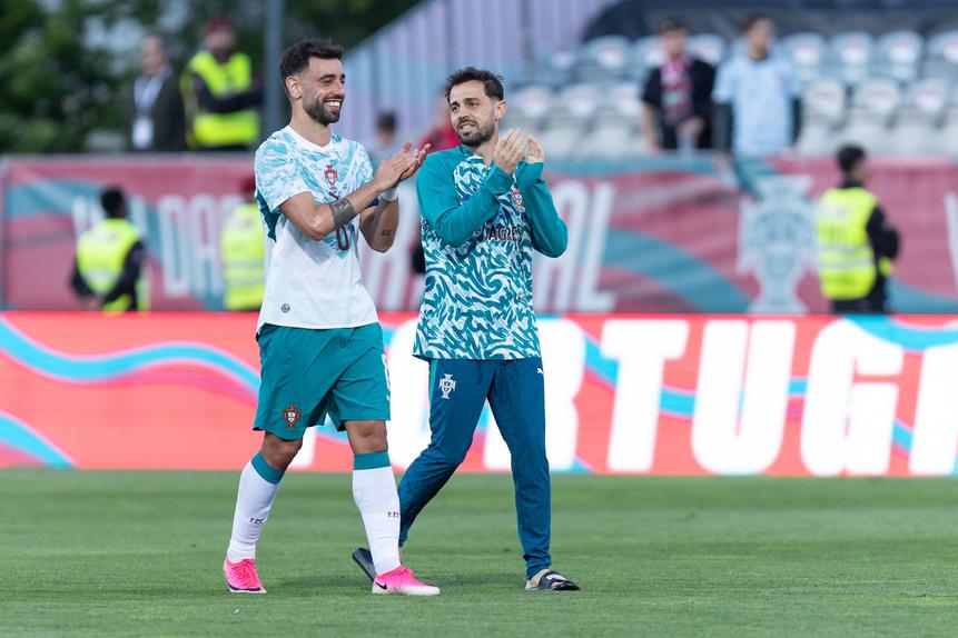 Bruno Fernandes ao lado de Bernardo Silva no duelo particular com o Chile