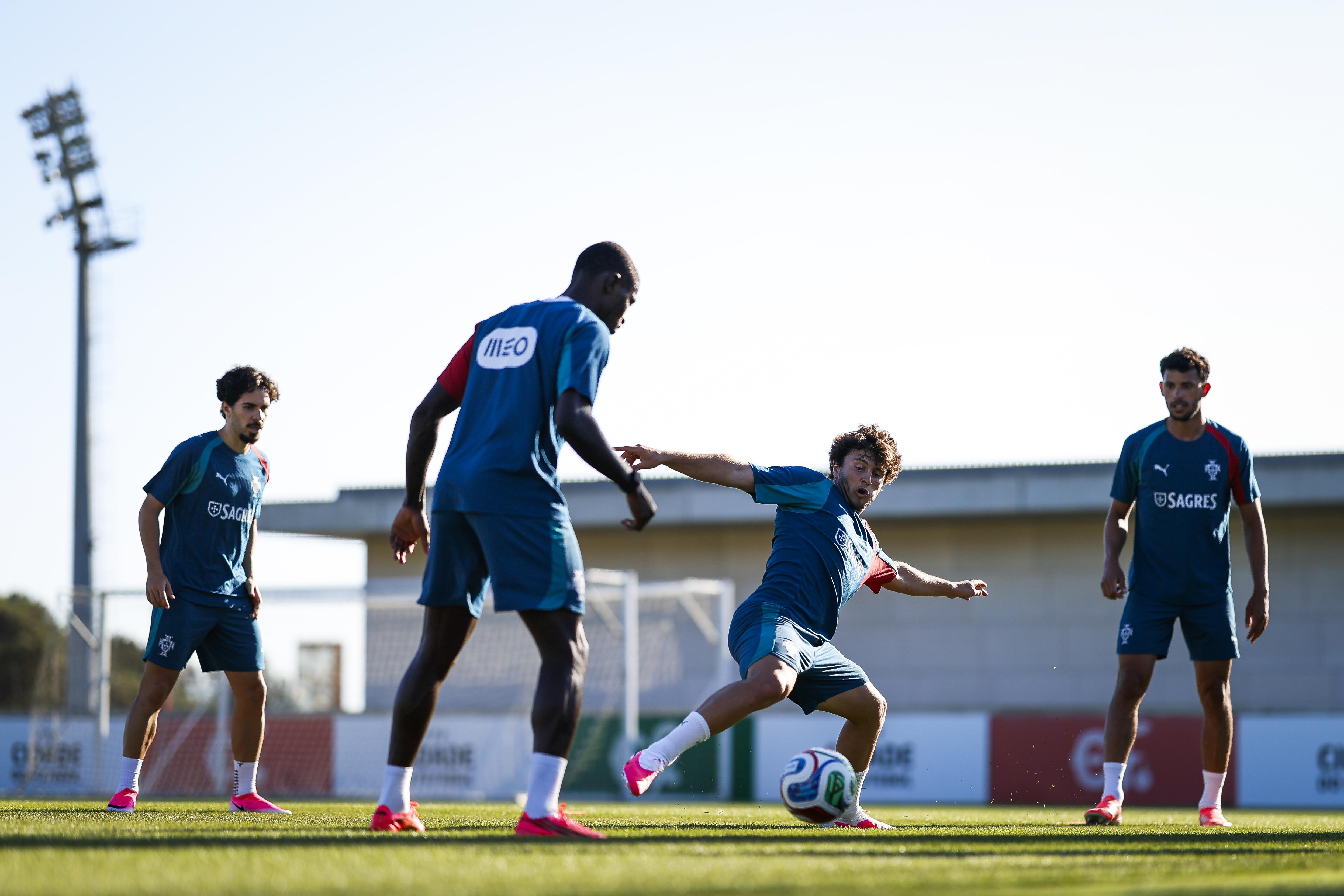 Trio do PSG com Matheus Nunes, que falhou o jogo com o Chile - Foto: FPF
