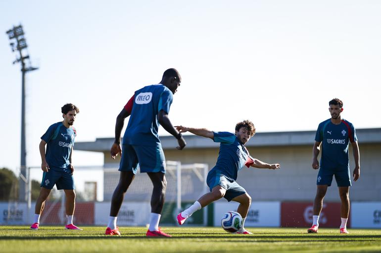 Trio do PSG com Matheus Nunes, que falhou o jogo com o Chile - Foto: FPF