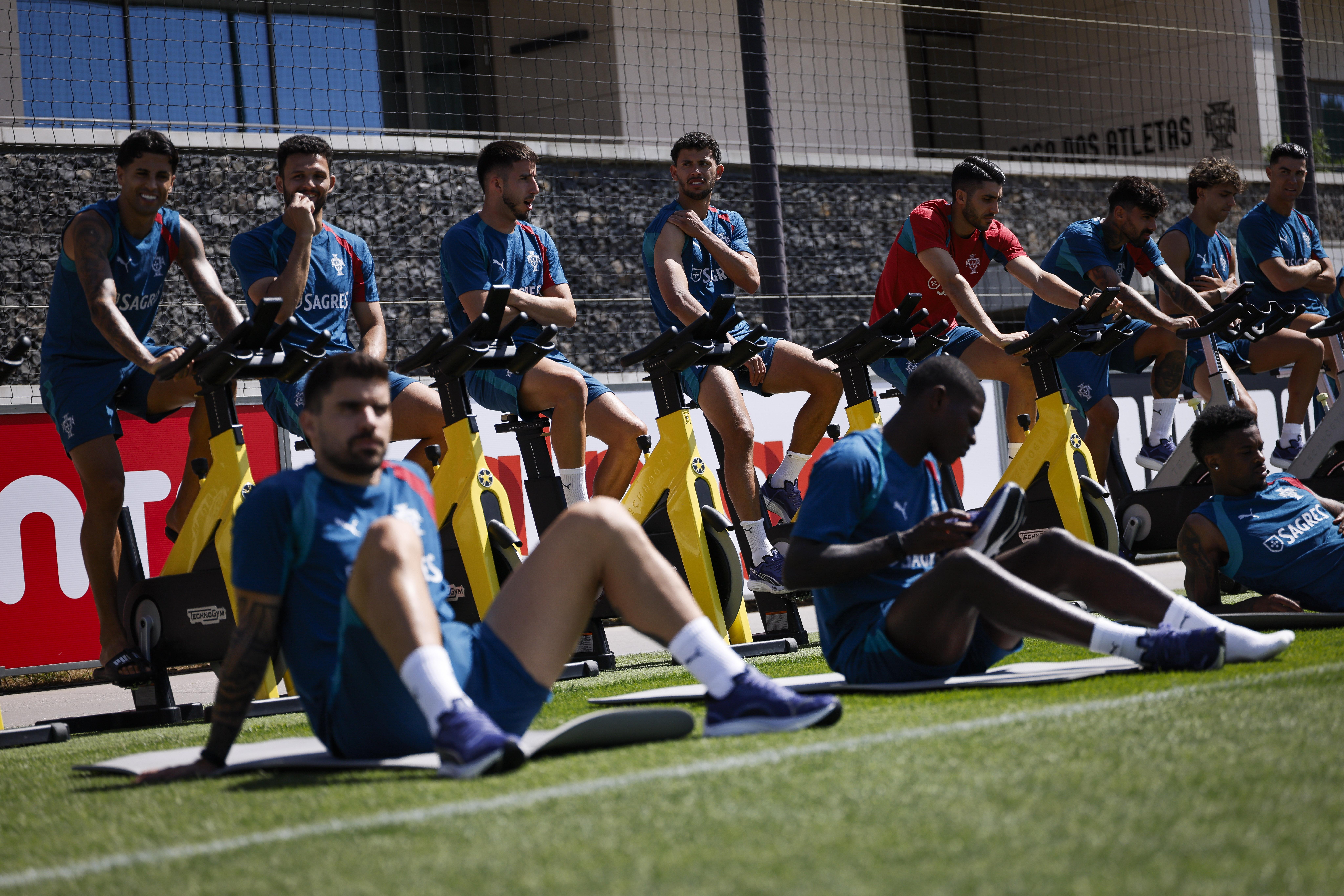 Exercícios de bicicleta para recuperação ativa após o jogo e integração do quarteto do PSG - Foto: FPF