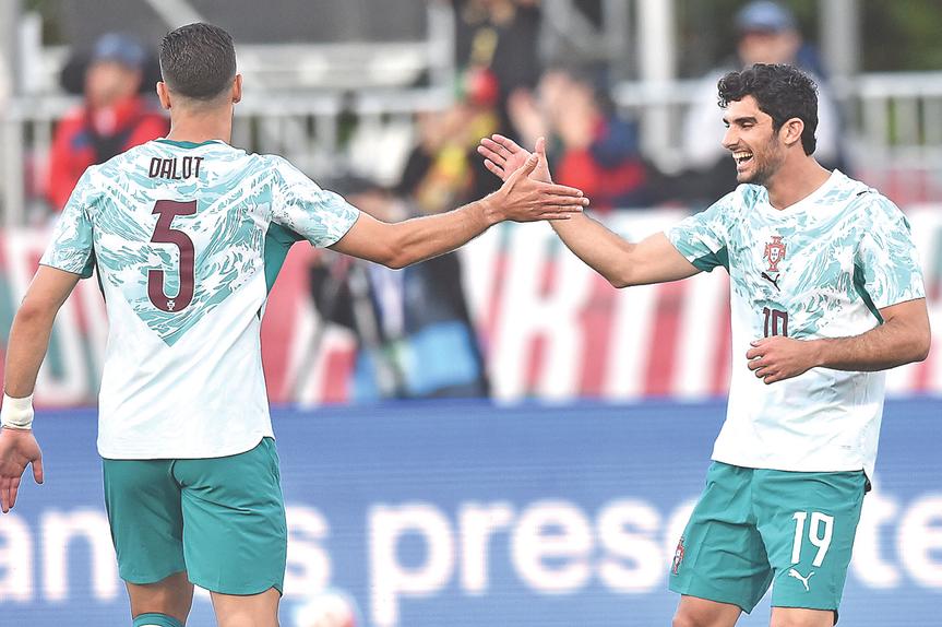 Gonçalo Guedes festeja com Dalot o golo que marcou ao Chile - Foto: Miguel Nunes