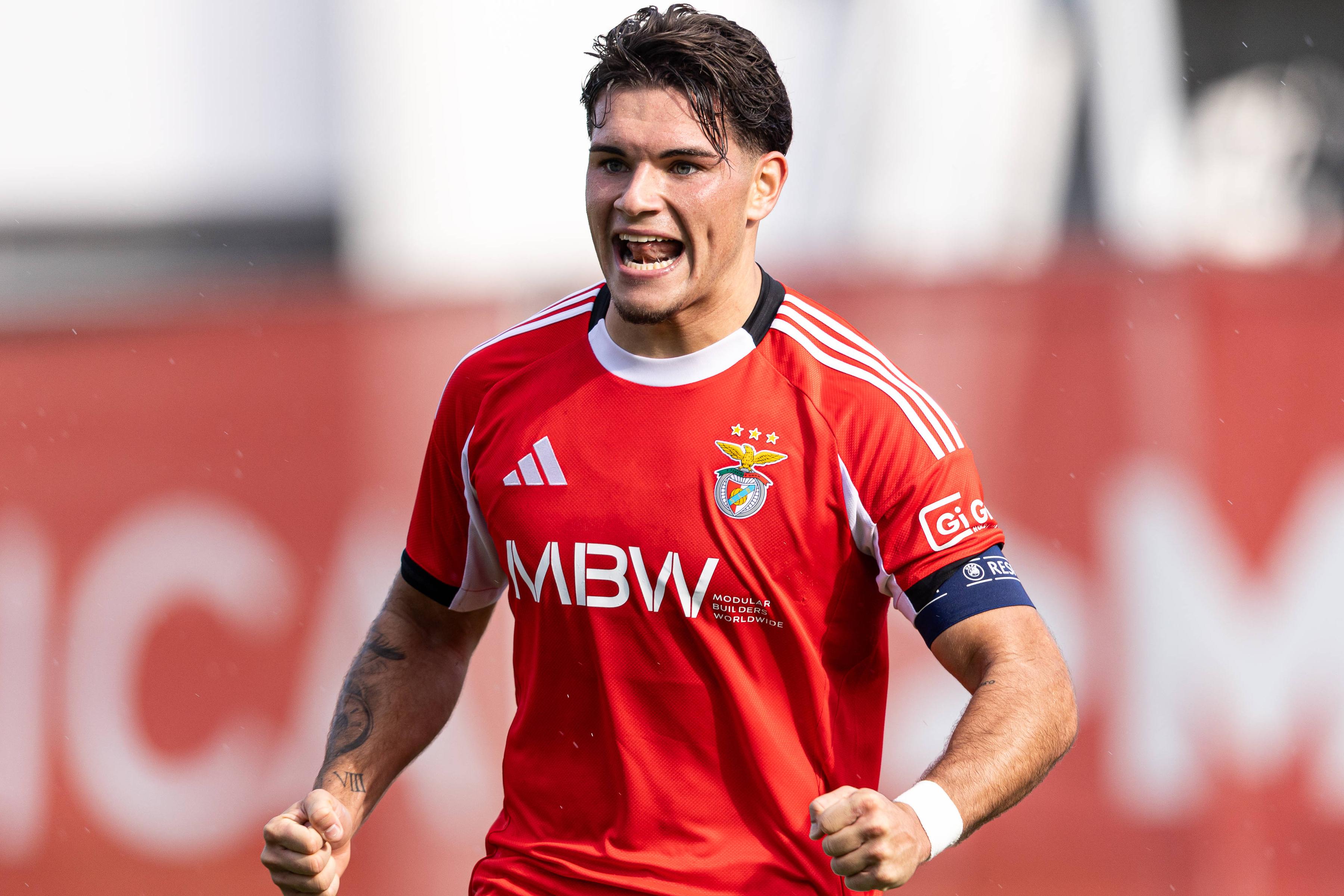 Gonçalo Oliveira, 19 anos, defesa-central, capitão da equipa B do Benfica — Foto: IMAHO