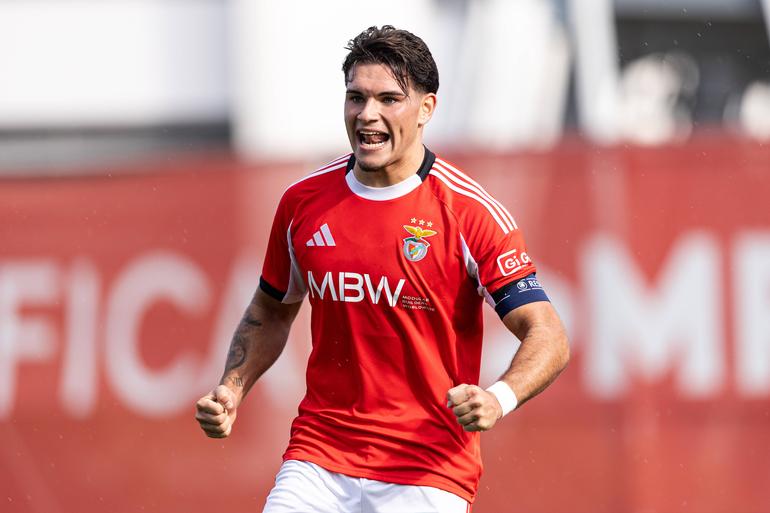 Gonçalo Oliveira, 19 anos, defesa-central, capitão da equipa B do Benfica, vai ser vendido ao Rennes por €3,5 milhões, com os encarnados a garantirem opção de recompra