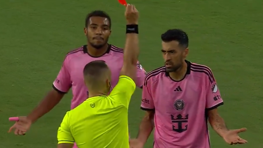 Vídeo: Busquets viu dois amarelos em 9 segundos no desastre (1-6) do Inter Miami