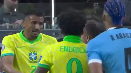 Vídeo: Araújo 'antecipa' duelo com Endrick e leva resposta de Raphinha