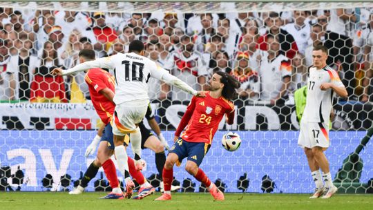 Cucurella comenta mão polémica e atira: «Kroos também poderia ter sido expulso...»