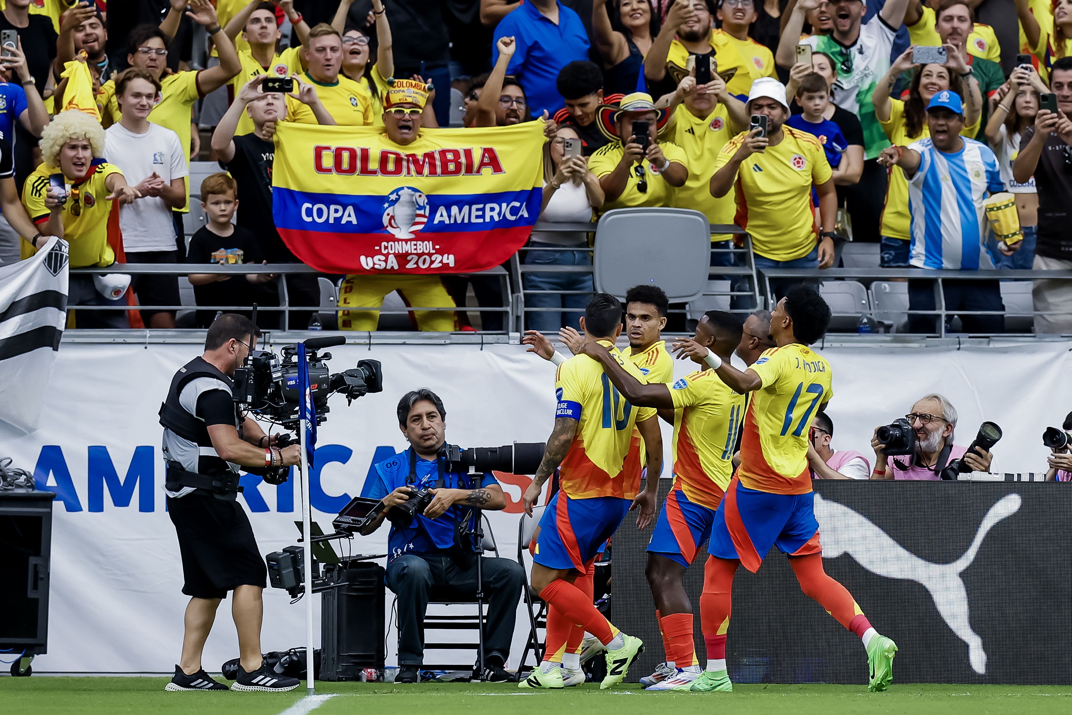 Colômbia goleia com golo de Luis Díaz e show de James Rodríguez e está nas meias-finais