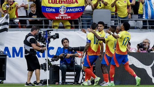Colômbia goleia com golo de Luis Díaz e show de James Rodríguez e está nas meias-finais
