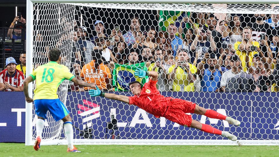 Uruguai versão 'murderball' e reduzido a dez elimina Brasil nos penáltis