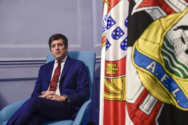 Nuno Lobo, presidente da AF Lisboa, sentado na sede da associação