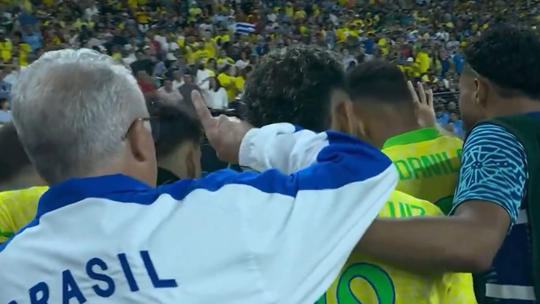 VÍDEO: jogadores do Brasil deixam selecionador fora da roda antes dos penáltis