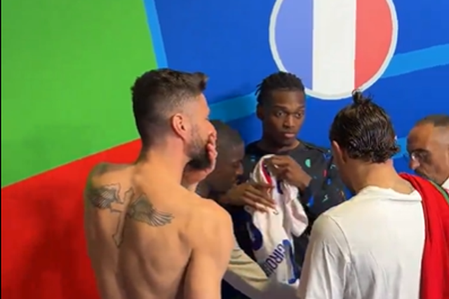 Vídeo: Rafael Leão com 'hat trick'... de camisolas de França