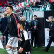Cristiano Ronaldo a entrar no relvado com o seu filho, pela Juventus