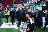 Cristiano Ronaldo a entrar no relvado com o seu filho, pela Juventus