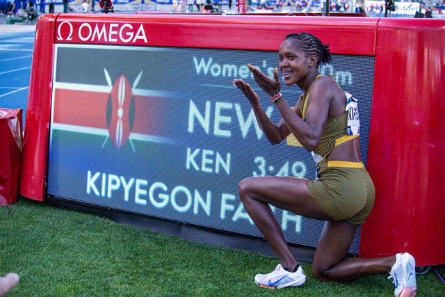 Faith Kipyegon bate recorde mundial de 1.500 metros