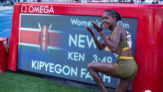 Faith Kipyegon bate recorde mundial de 1.500 metros