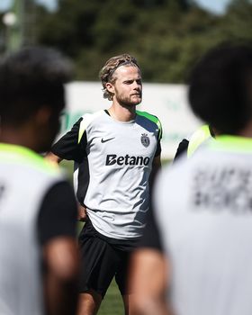 Sporting já tem internacionais a treinar em dia de festa