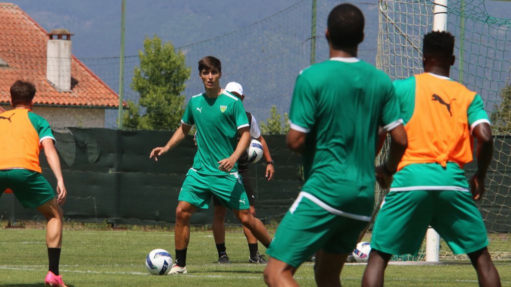 Plantel tondelense treinou de manhã antes de seguir viagem (Foto: CD Tondela)