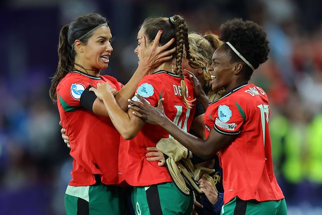 Diana Gomes bastante solicitada pelas companheiras no momento do golo que a defesa-central acabara de apontar