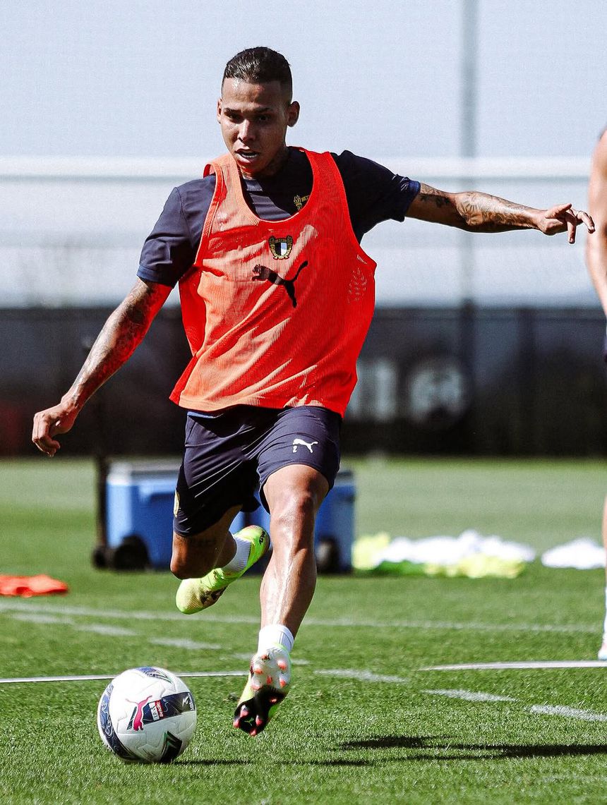 Gustavo Garcia em ação no primeiro treino com as cores do Famalicão (Foto: FC Famalicão)
