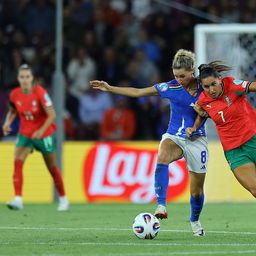 Emma Severini num lance com Kika Nazareth no Estádio de Genebra