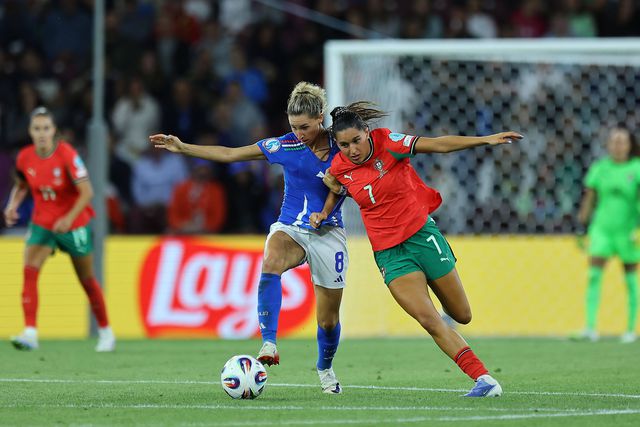 Emma Severini num lance com Kika Nazareth no Estádio de Genebra