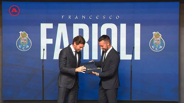 Villas Boas entregou cartão de sócio a Farioli após apresentação