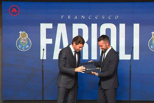 Villas Boas entregou cartão de sócio a Farioli após apresentação