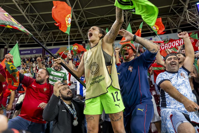 Euro 2025: Patrícia Morais festejou no meio dos adeptos depois de empate com a Itália