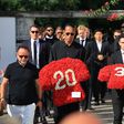 Van Dijk e Robertson transportam simbólicas coroas de flores no funeral de Diogo Jota e André Silva