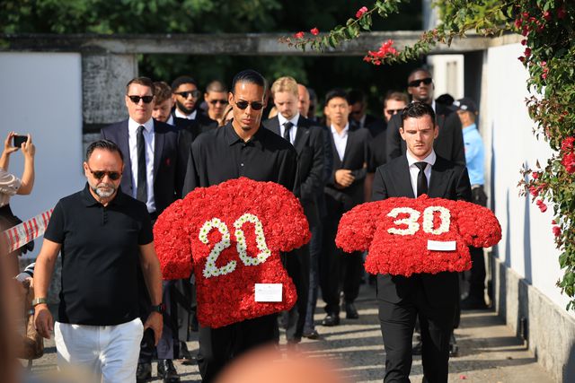 Van Dijk e Robertson transportam simbólicas coroas de flores no funeral de Diogo Jota e André Silva
