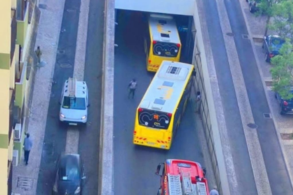 Acidente com autocarro em Agualva-Cacém (foto: Facebook)