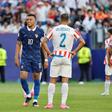 Mbappé frente ao Paraguay