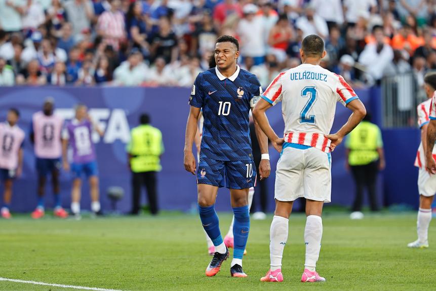 Mbappé frente ao Paraguay