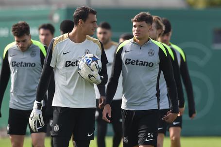Bruno Ramos, na foto com Diego Callai, estava trabalhar com a equipa principal quando se lesionou 
(Foto Sporting CP)