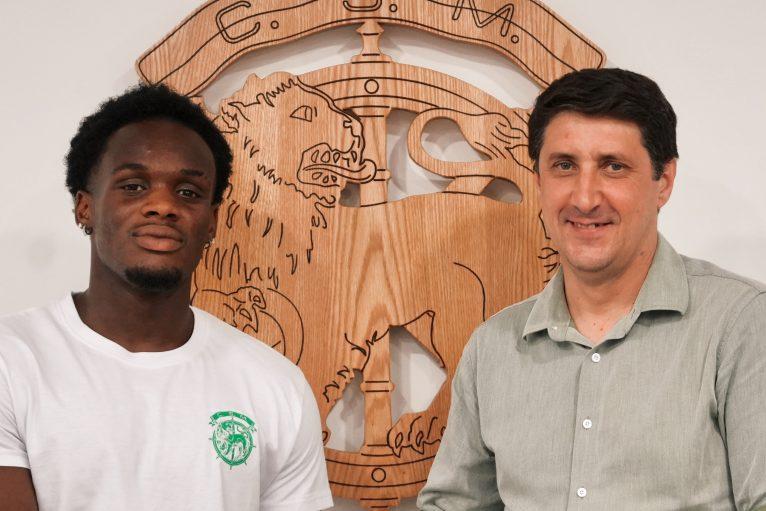 Maurice Boakye e Carlos André Gomes, presidente do Marítimo. -Foto: MARÍTIMO