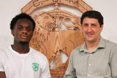 Maurice Boakye e Carlos André Gomes, presidente do Marítimo. -Foto: MARÍTIMO