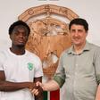 Maurice Boakye e Carlos André Gomes, presidente do Marítimo. -Foto: MARÍTIMO