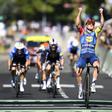 Tour: Mads Pedersen vence na fuga e Pogacar entrega amarela... por muito
