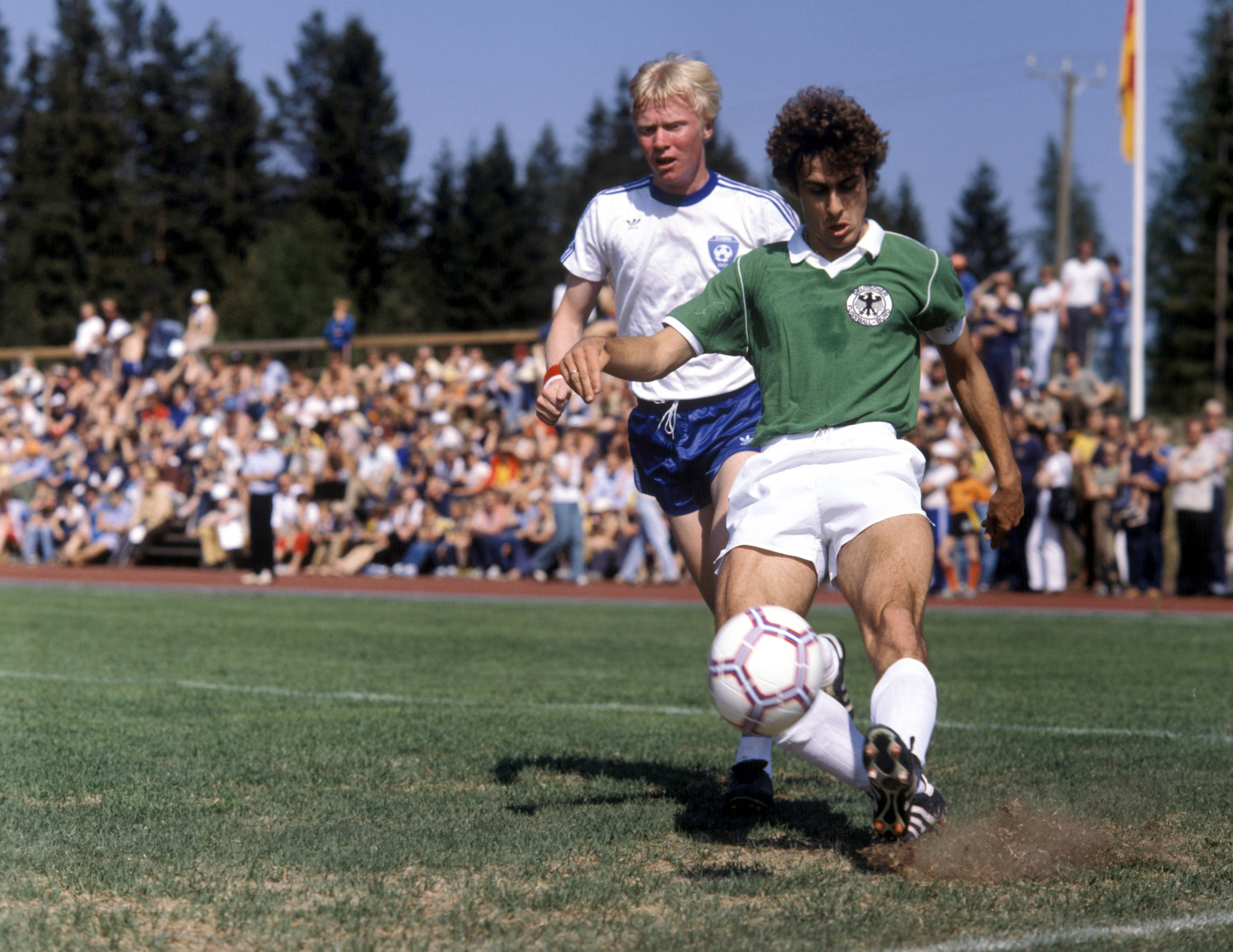 Pierre Littbarski, RFA e Alemanha (1982, 1986 e 1990): sete assistências em 18 jogos.