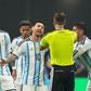 Lionel Messi a reclamar com a equipa de arbitragem