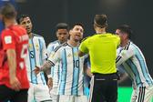 Lionel Messi a reclamar com a equipa de arbitragem