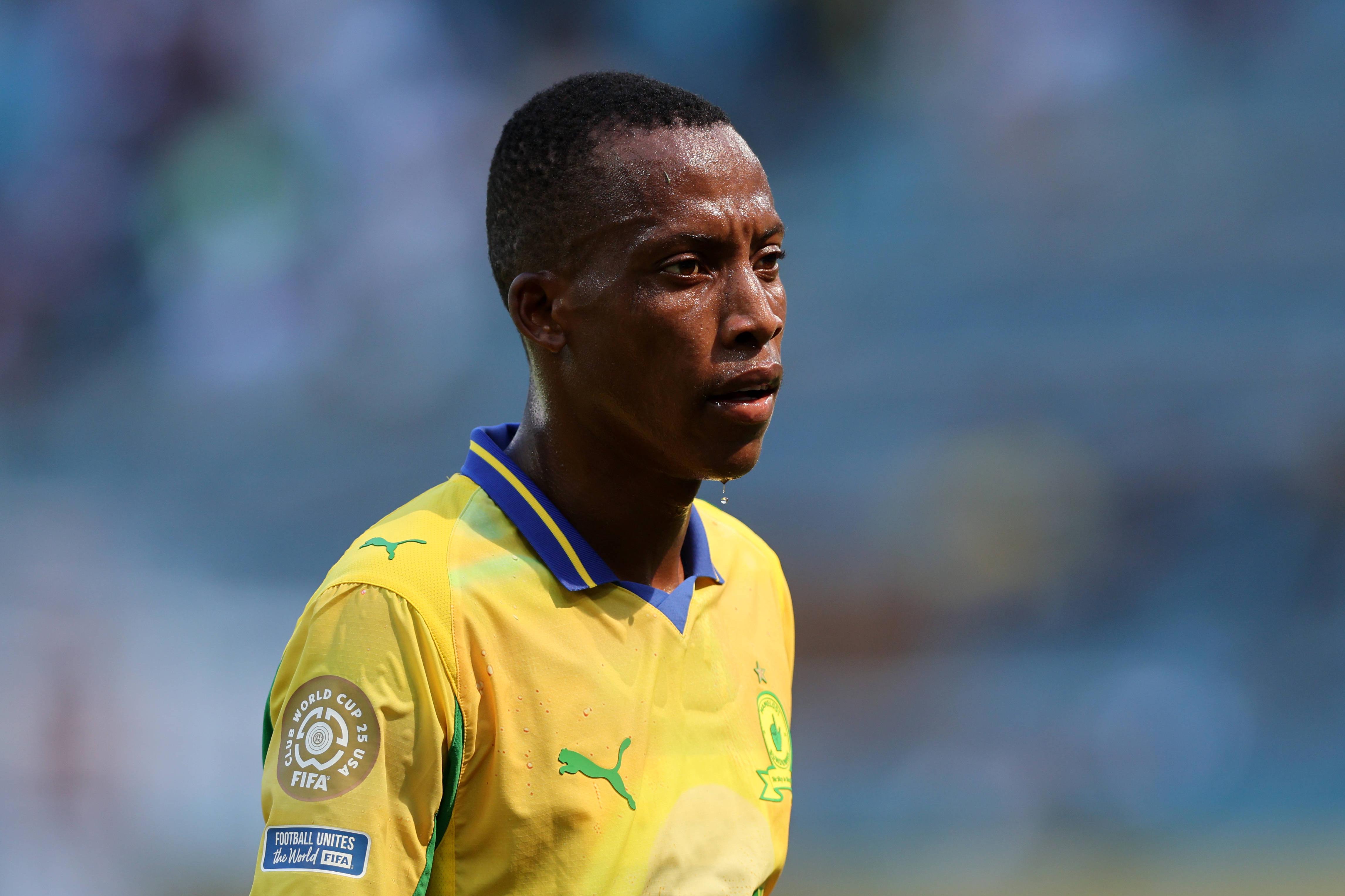 Divine Lunga, lateral-esquerdo de 31 anos do Zimbabué e dos sul-africanos do Mamelodi Sundowns