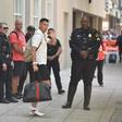Cristiano Ronaldo acenou aos cerca de 200 adeptos que estavam à porta do hotel - Foto: Miguel Nunes