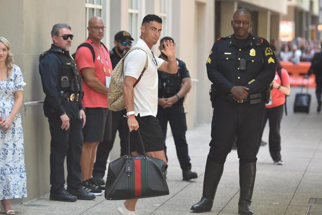 Cristiano Ronaldo acenou aos cerca de 200 adeptos que estavam à porta do hotel - Foto: Miguel Nunes