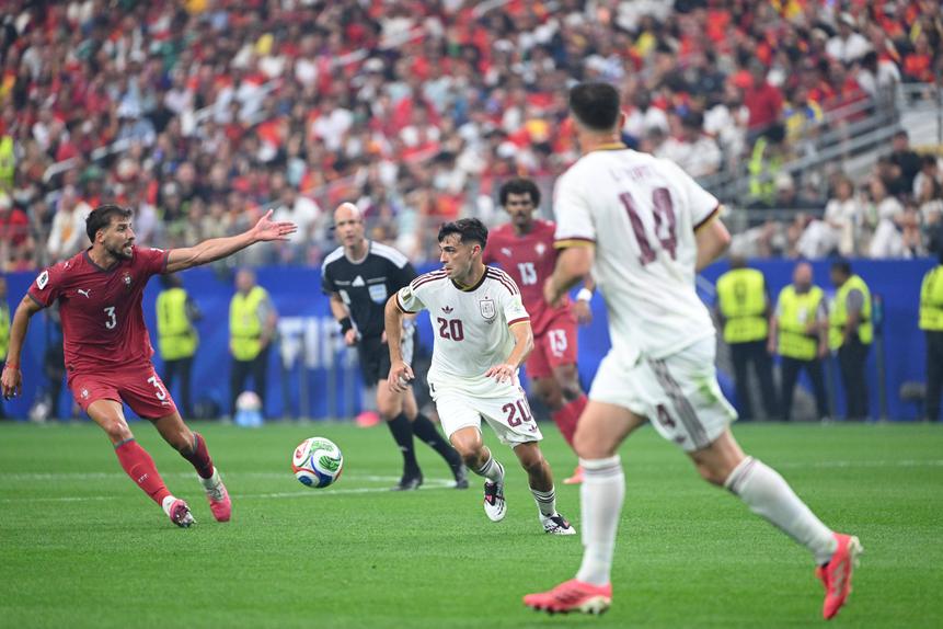 Rúben Dias frente à Espanha