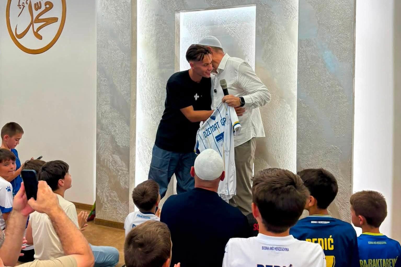 Amar Dedic visitou comunidade islâmica de Graz, Áustria — Foto: Sead Kumro/Instagram