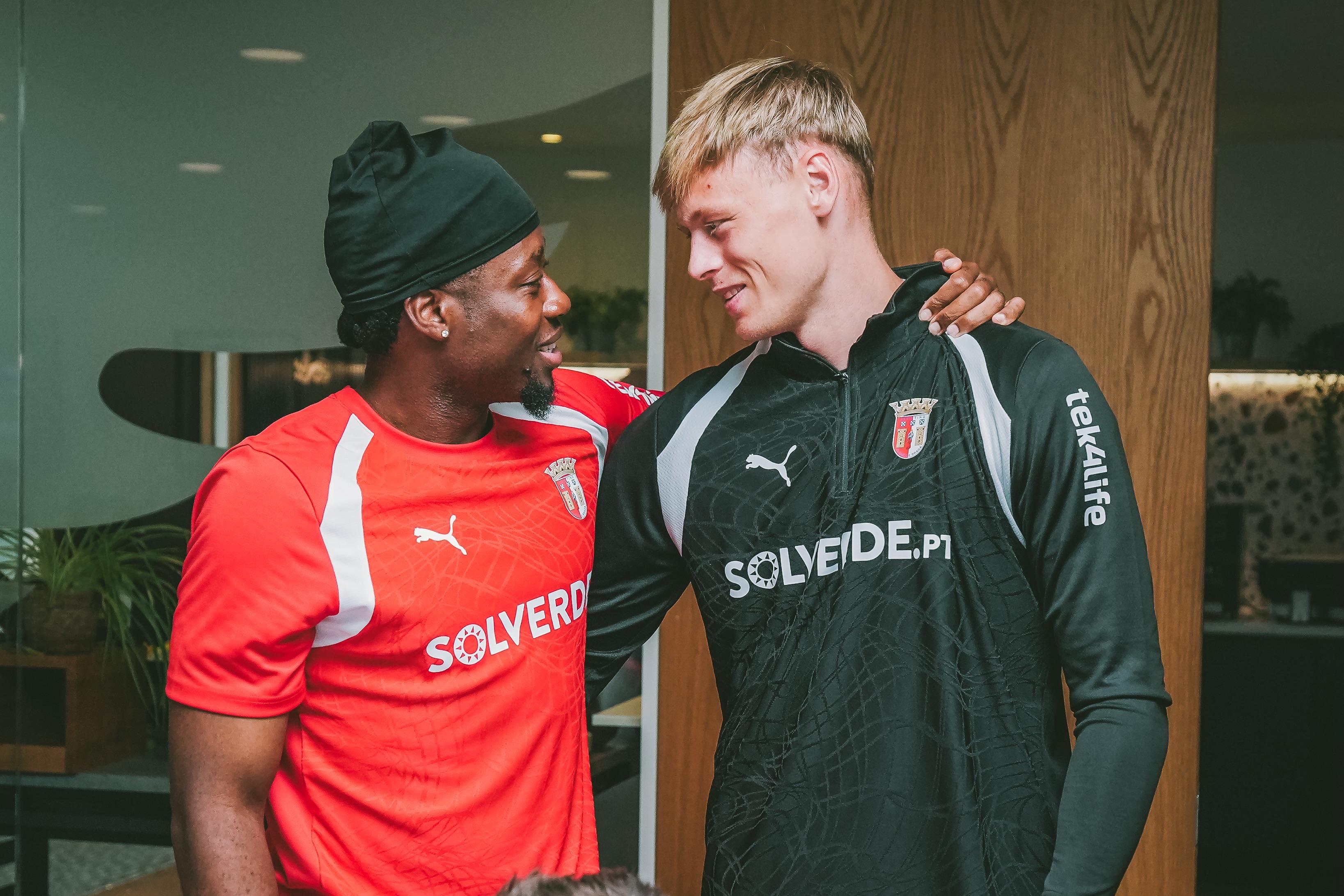 Lukas Hornicek juntou-se aos companheiros de equipa no estágio em St. George's Park - Foto: SC Braga