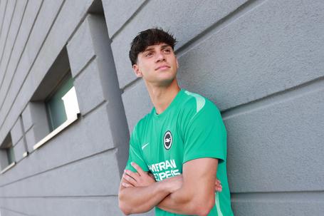 Rodrigo Rêgo com a camisola do Brighton